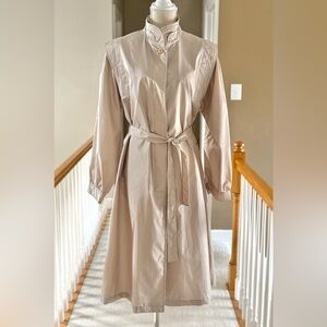 Vintage‎ Alorna Lightweight Trench Coat Belted In A Shimmery Beige